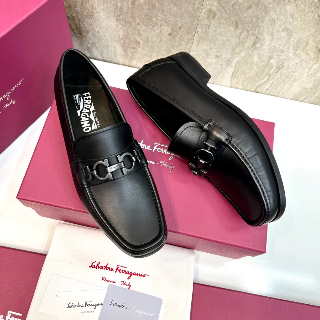 Original quality P780 Brand: Ferragamo Standard size: Men's size 39–44 (38.45 can be customized) Grade: Same style as the official website High-quality men's shoes Material: Customized first-layer calfskin with water-dyed cowhide lining Cowhide tiptoe Original non-slip and wear-resistant rubber outsole Style category: Men's formal business leather shoes are young and fashionable European and American trends British style Casual matching and comfortable feet Color: actual picture